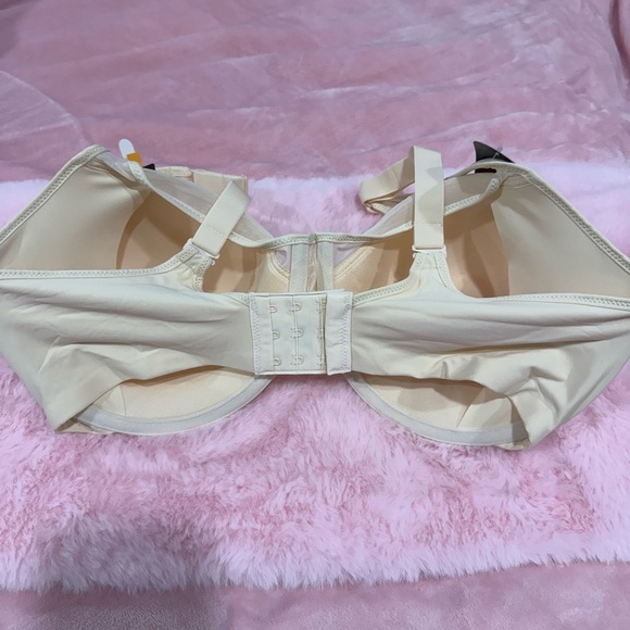 BALI
One Smooth U Illusion Neckline Bra 
IN Size 40DD - Picture 12 of 15